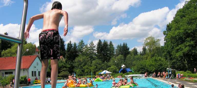 BGH konkretisiert die Pflichten von Schwimmbadaufsichten
